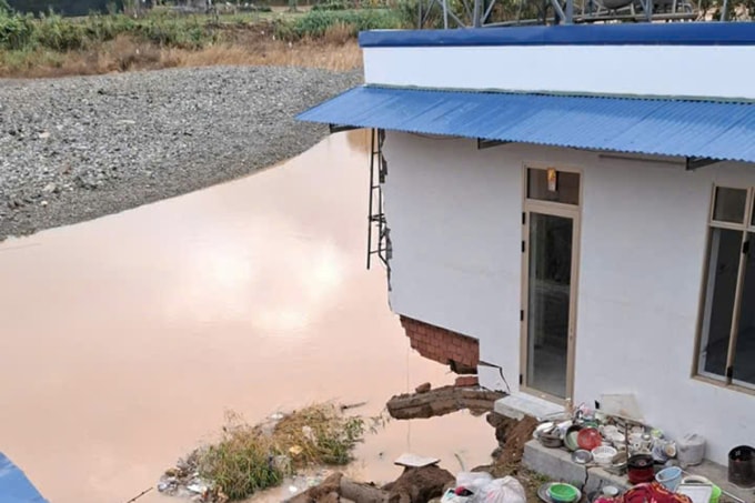 Căn nhà bên bờ sông Đa Nhim bị hư hỏng do sạt lở. Ảnh: Minh Bằng