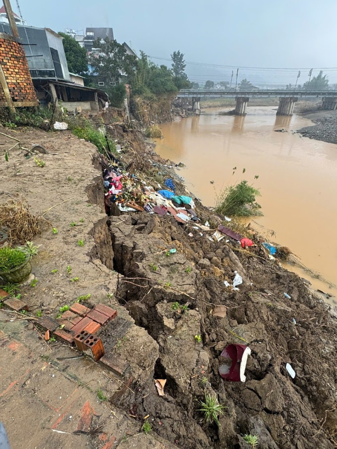 vết nứt chạy dài dọc bờ sông Đa Nhim. Ảnh: Minh Bằng