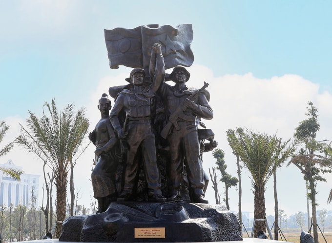 Cụm tượng đồng biểu trưng tình hữu nghị Việt - Lào vừa được hoàn thành trong khuôn viên Bảo tàng lịch sử quân sự Việt Nam. Ảnh: Bích Ngọc