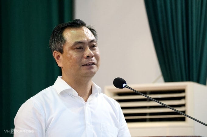 Hiệu trưởng Phạm Văn Long trong buổi đối thoại với sinh viên, trưa 1/12. Ảnh: Thanh Hằng