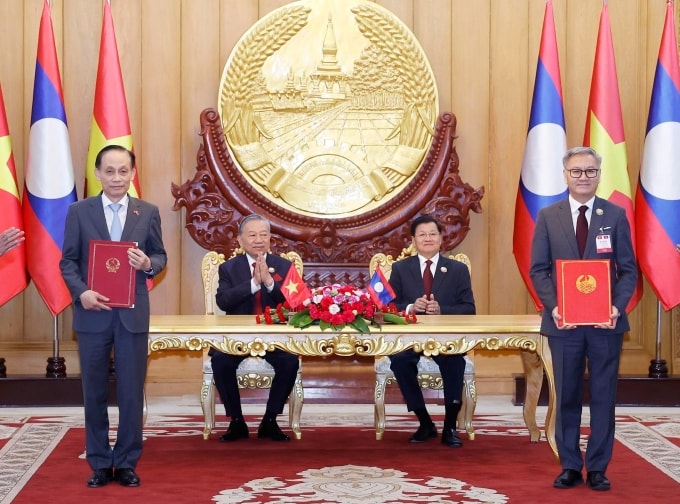 Tổng Bí thư Tô Lâm và Tổng Bí thư, Chủ tịch nước Lào Thongloun Sisoulith chứng kiến trao Biên bản thoả thuận hợp tác giữa Bộ Ngoại giao Việt Nam và Bộ Ngoại giao Lào giai đoạn 2026 - 2030. Ảnh: TTXVN