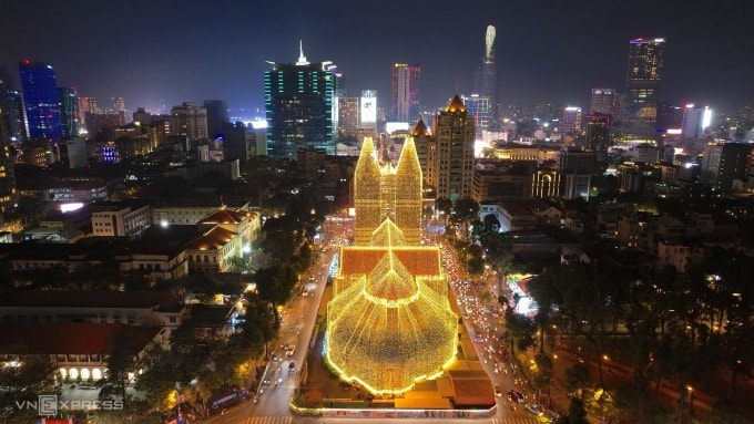 Dàn đèn LED dài 1.000 km được trang trí quanh Nhà thờ Đức Bà Sài Gòn, tối 30/11. Ảnh: Đình Văn