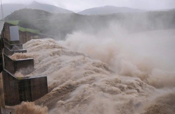 Hồ thủy điện sông Ba Hạ xả lũ ngày 19/11. Ảnh: Thái An