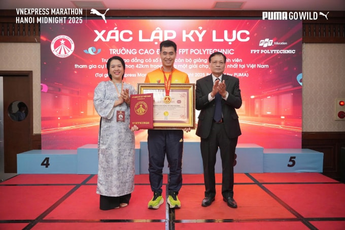 Đại diện VietKings trao chứng nhận cho Cao đăng FPT Polytechnic. Ảnh: VnExpress Marathon