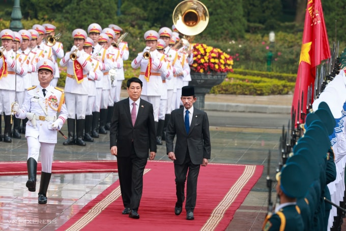 Chủ tịch nước Lương Cường và Quốc vương Brunei duyệt đội danh dự tại Phủ Chủ tịch ngày 1/12. Ảnh: Giang Huy