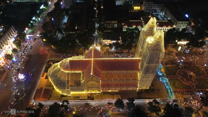 Hệ thống đèn LED phủ ngoài giàn giáo bao quanh Nhà thờ Đức Bà Sài Gòn đang trong quá trình trùng tu. Ảnh: Đình Văn