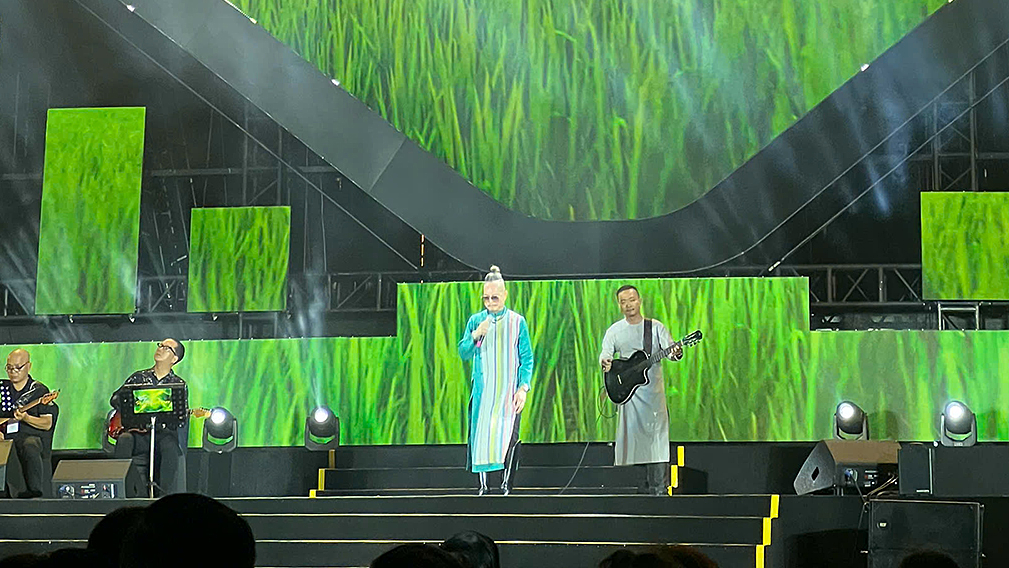 Jimmii Nguyễn hát