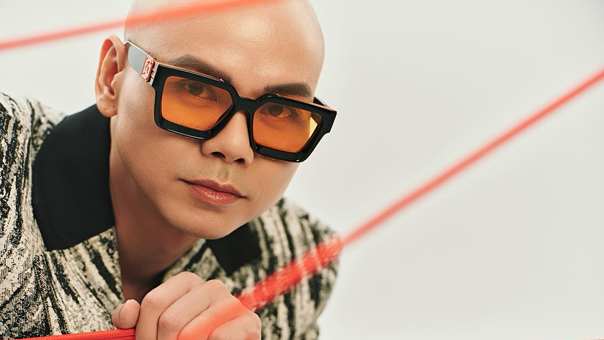 Phan Đinh Tùng hát