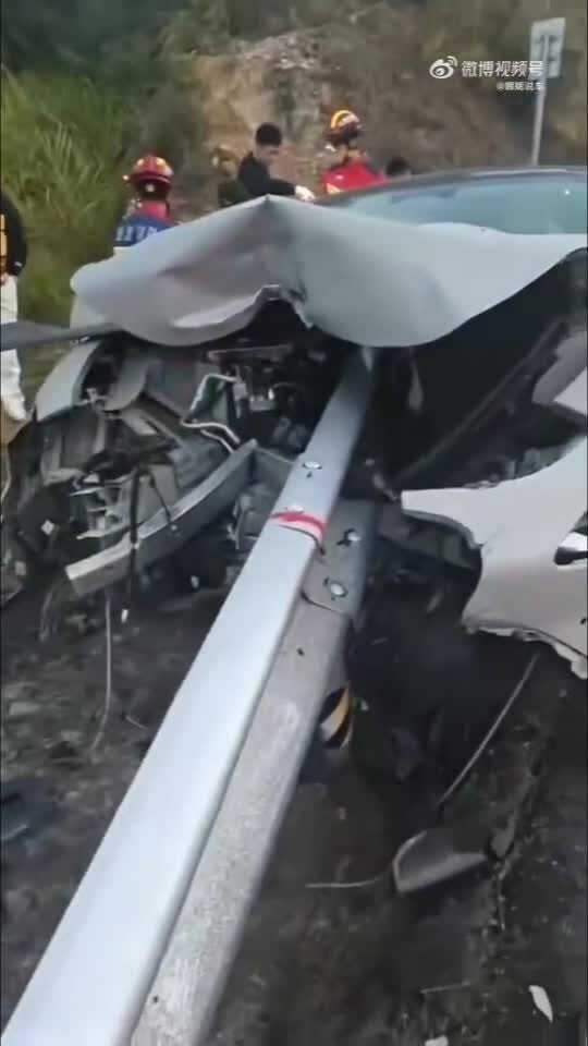 Barie đâm xuyên ôtô, tài xế thiệt mạng