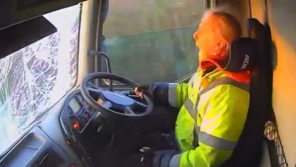 Tài xế xe tải gặp nạn vì để kính chắn gió bị mờ