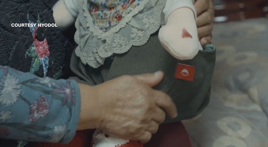 Nhiều người đặt ra mối lo ngại về việc người lớn tuổi sẽ bị phụ thuộc quá nhiều vào robot,