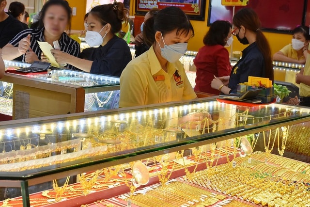 Đánh thuế giao dịch vàng miếng: Ai sẽ là người phải nộp? - Ảnh 1.