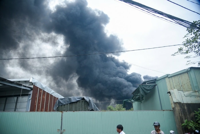 Cháy lớn tại bãi xe tải, cột khói cuồn cuộn sau Bệnh viện Hòa Vang - Ảnh 3. Cháy lớn tại bãi xe tải, cột khói cuồn cuộn sau Bệnh viện Hòa Vang - Ảnh 3.