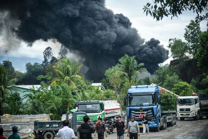 Cháy lớn tại bãi xe tải, cột khói cuồn cuộn sau Bệnh viện Hòa Vang - Ảnh 2. Cháy lớn tại bãi xe tải, cột khói cuồn cuộn sau Bệnh viện Hòa Vang - Ảnh 2.
