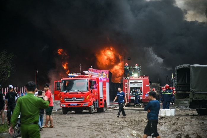 Cháy lớn tại bãi xe tải, cột khói cuồn cuộn sau Bệnh viện Hòa Vang - Ảnh 1. Cháy lớn tại bãi xe tải, cột khói cuồn cuộn sau Bệnh viện Hòa Vang - Ảnh 1.