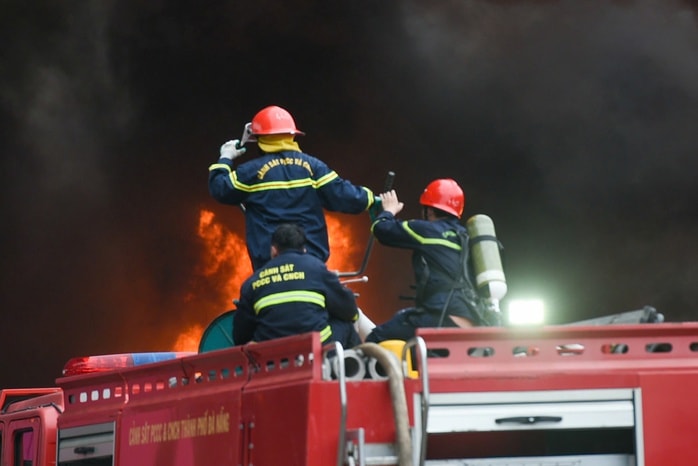 Cháy lớn tại bãi xe tải, cột khói cuồn cuộn sau Bệnh viện Hòa Vang - Ảnh 4. Cháy lớn tại bãi xe tải, cột khói cuồn cuộn sau Bệnh viện Hòa Vang - Ảnh 4.