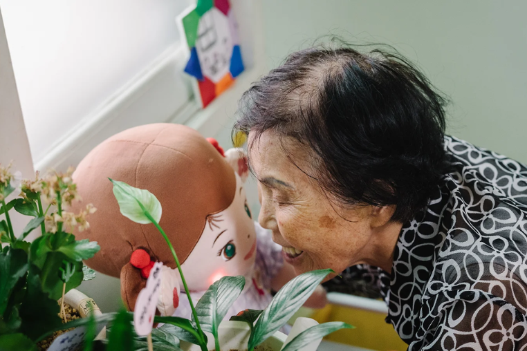 Hyodol được cho rằng có thể cải thiện chất lượng đời sống tinh thần của các cụ gia