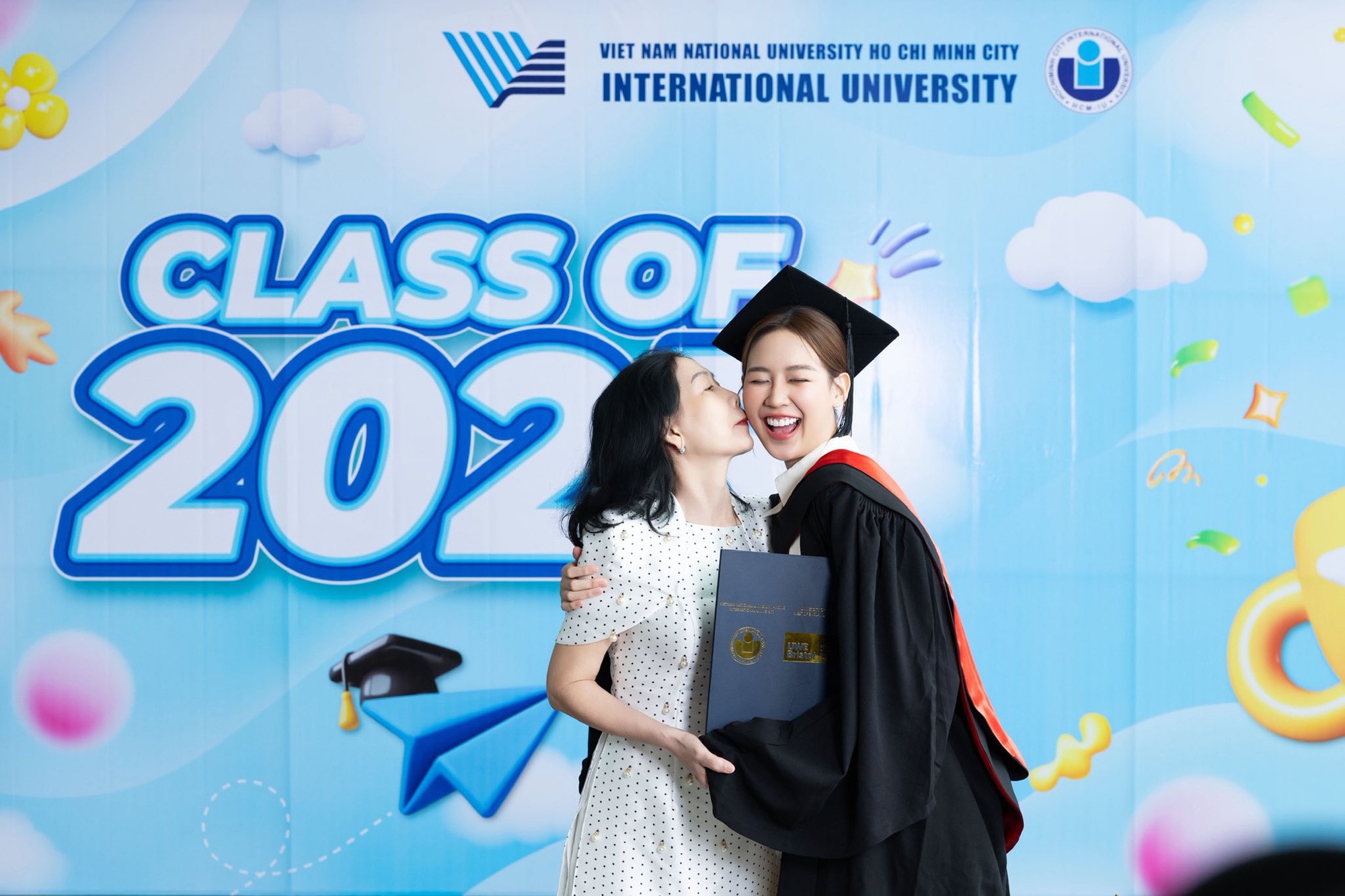 Mẹ đẻ Hoa hậu Bảo Ngọc gây chú ý trong ngày đặc biệt của con gái- Ảnh 7. Mẹ đẻ Hoa hậu Bảo Ngọc gây chú ý trong ngày đặc biệt của con gái- Ảnh 7.