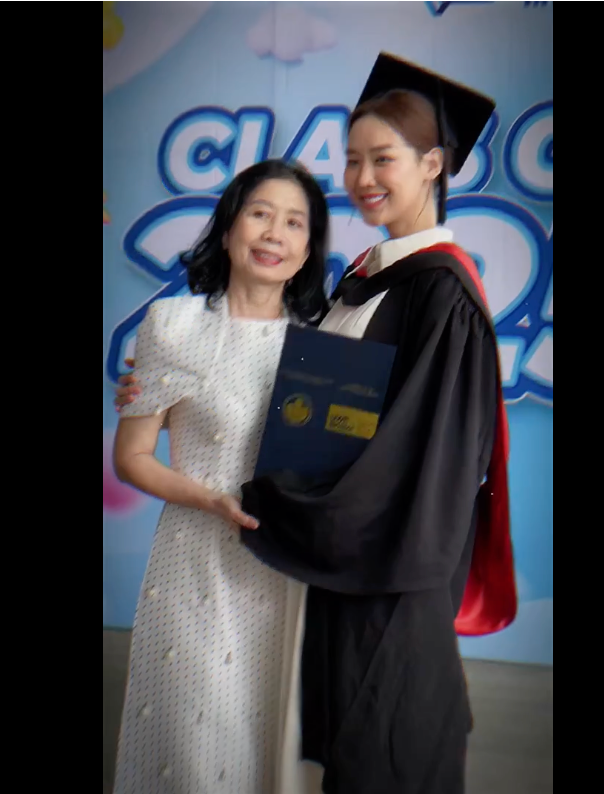 Mẹ đẻ Hoa hậu Bảo Ngọc gây chú ý trong ngày đặc biệt của con gái- Ảnh 8. Mẹ đẻ Hoa hậu Bảo Ngọc gây chú ý trong ngày đặc biệt của con gái- Ảnh 8.