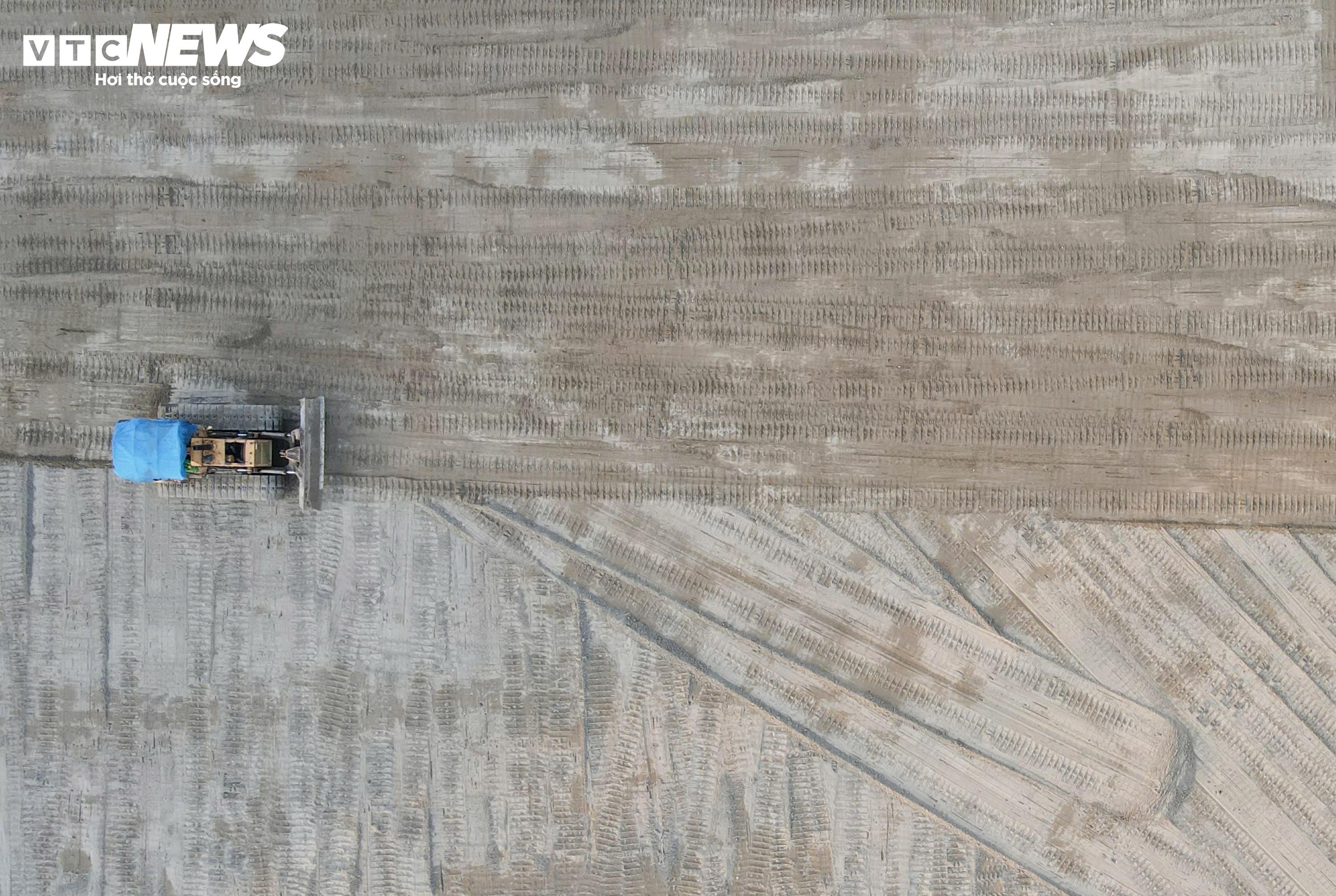 Cận cảnh sân Mỹ Đình sắp thay cỏ mới, hết cảnh 'đá bóng trên mặt ruộng' - 3