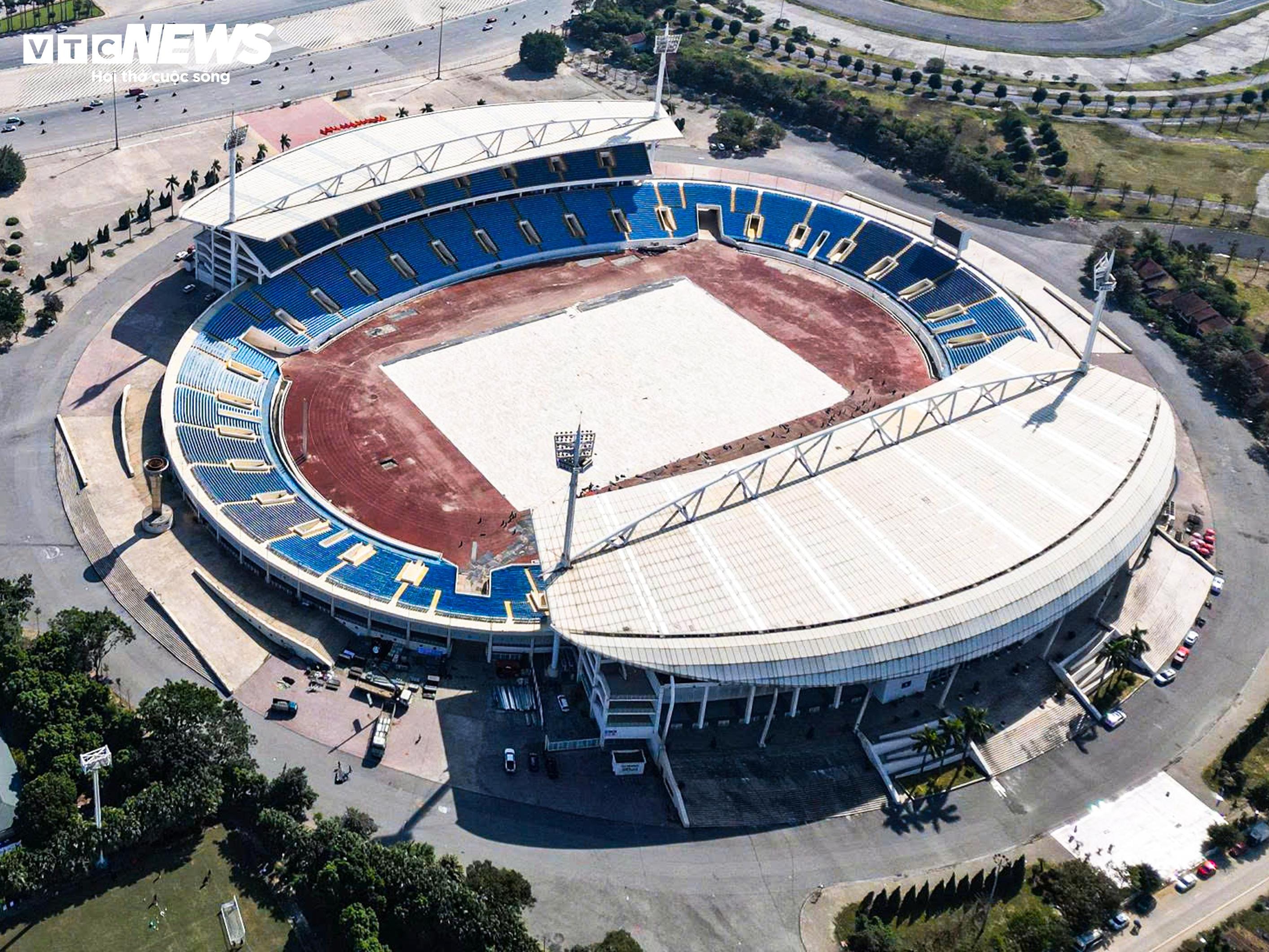 Cận cảnh sân Mỹ Đình sắp thay cỏ mới, hết cảnh 'đá bóng trên mặt ruộng' - 11