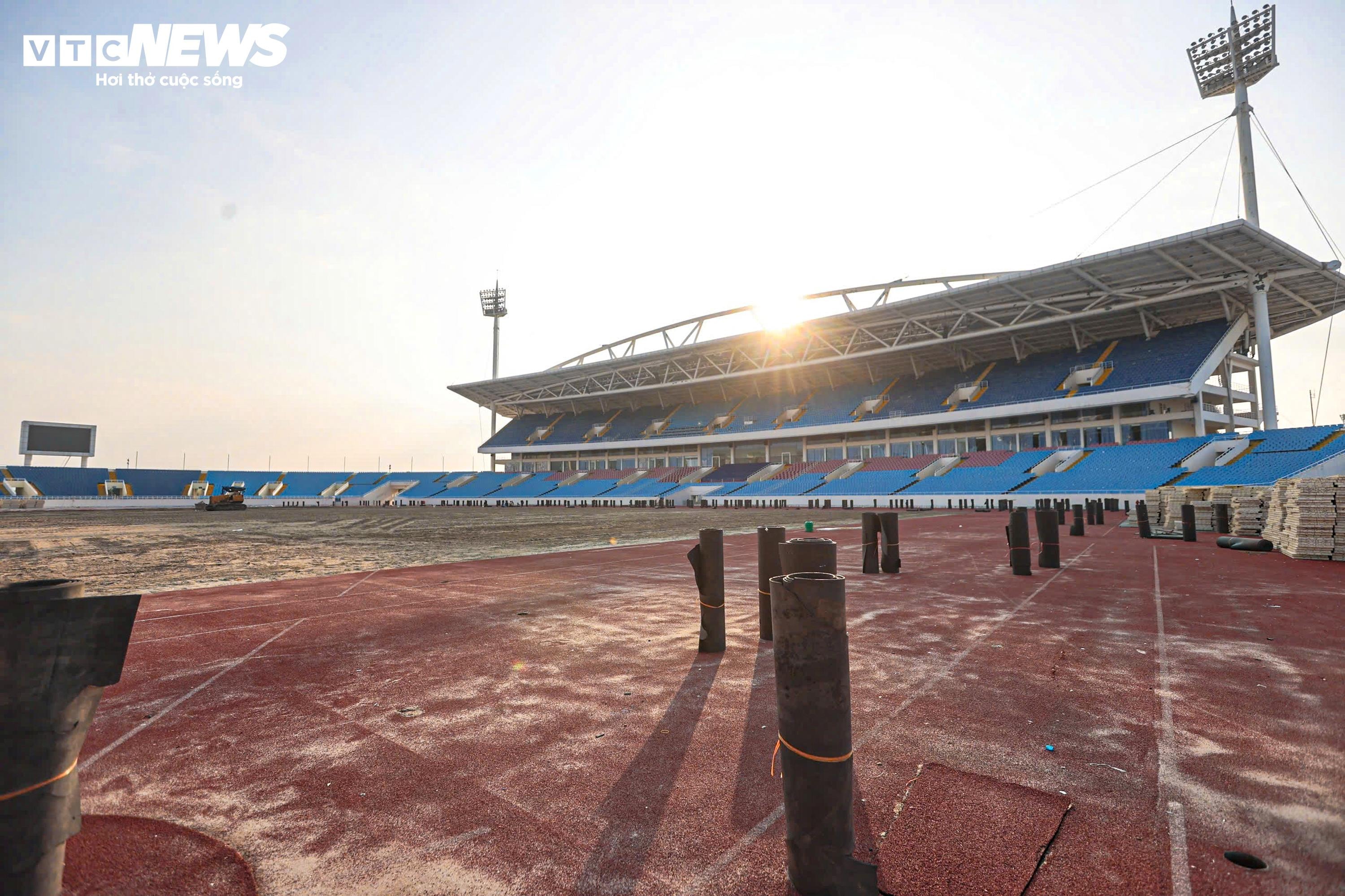 Cận cảnh sân Mỹ Đình sắp thay cỏ mới, hết cảnh 'đá bóng trên mặt ruộng' - 2