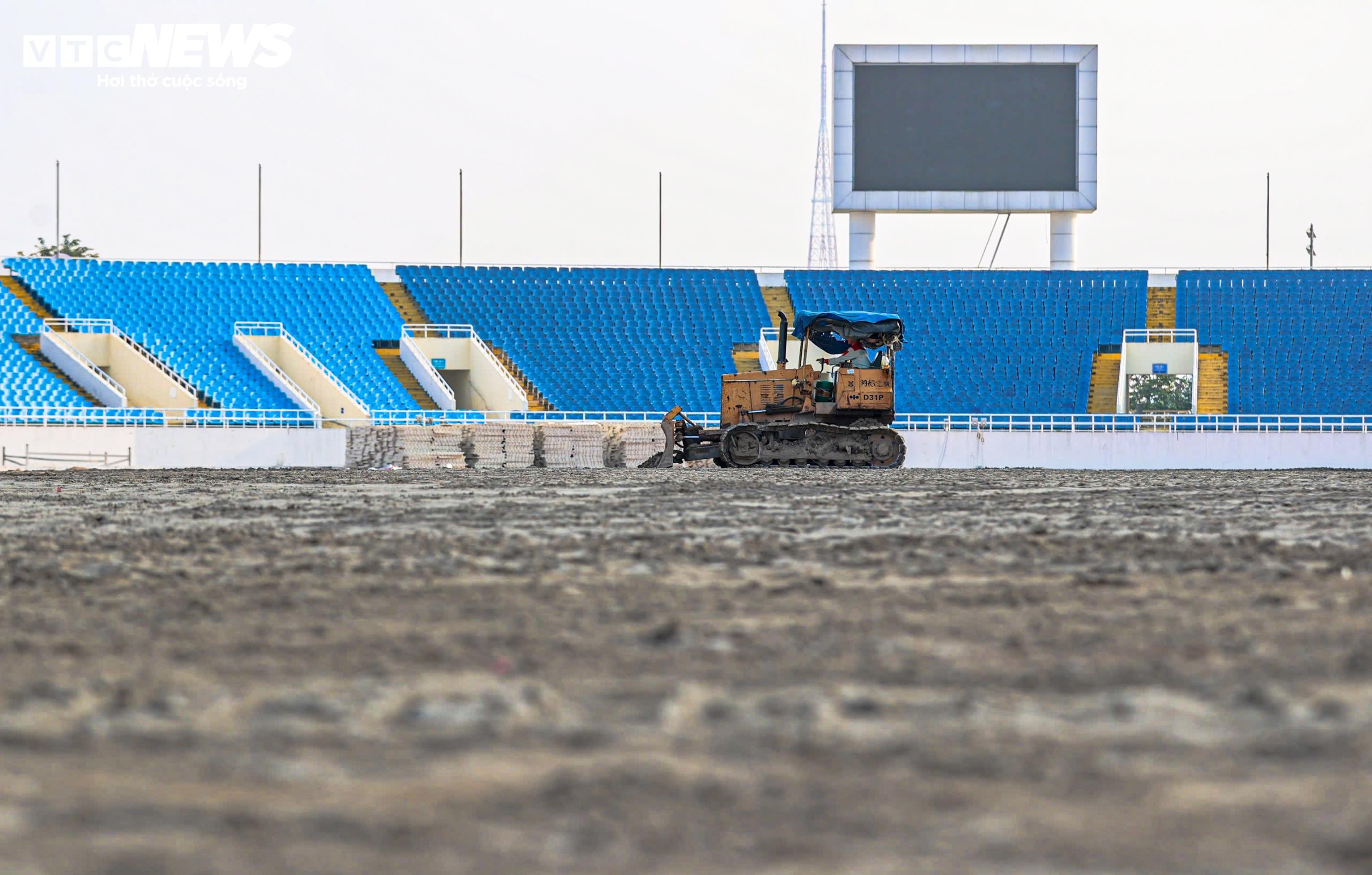 Cận cảnh sân Mỹ Đình sắp thay cỏ mới, hết cảnh 'đá bóng trên mặt ruộng' - 4