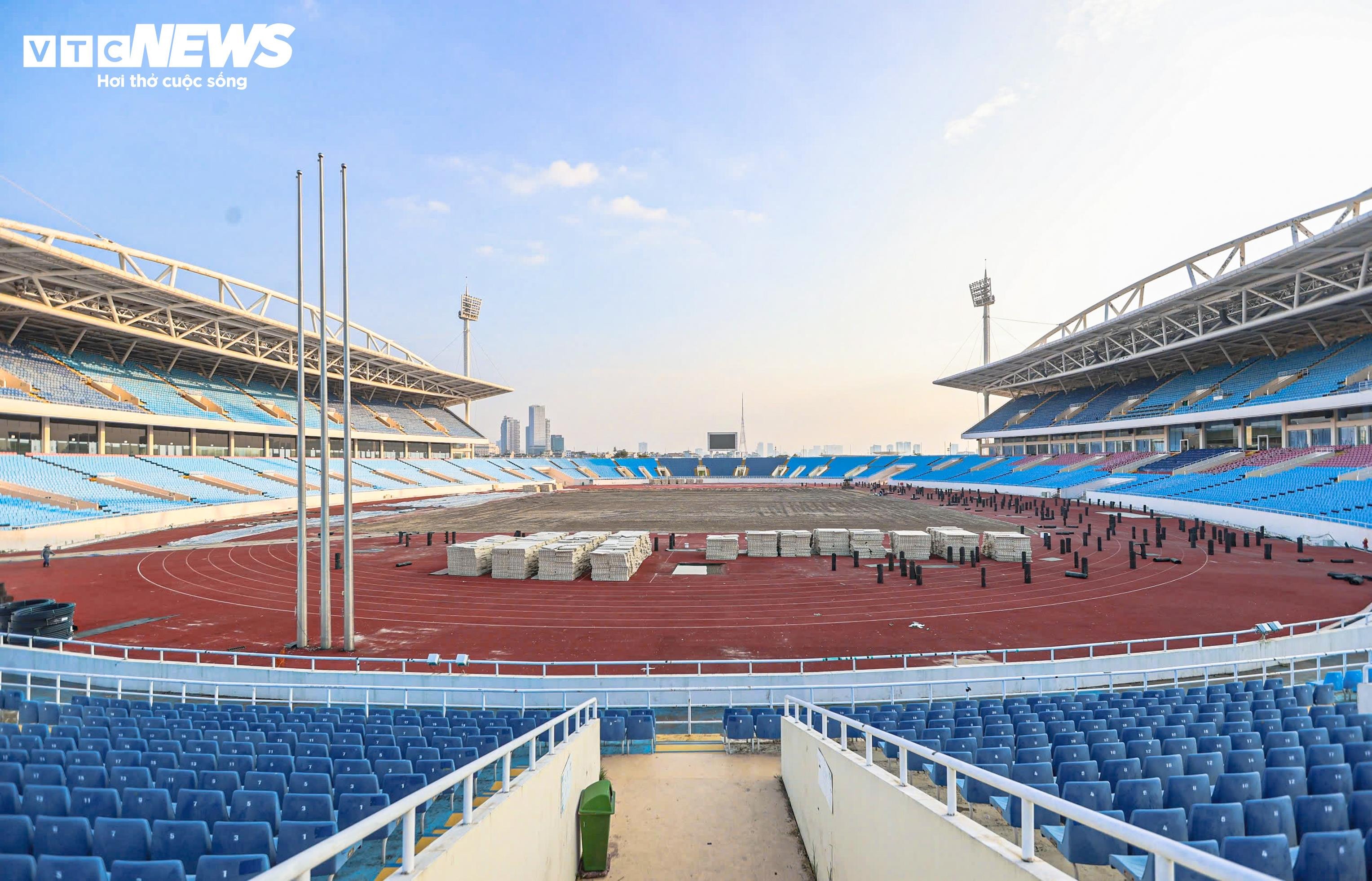 Cận cảnh sân Mỹ Đình sắp thay cỏ mới, hết cảnh 'đá bóng trên mặt ruộng' - 6