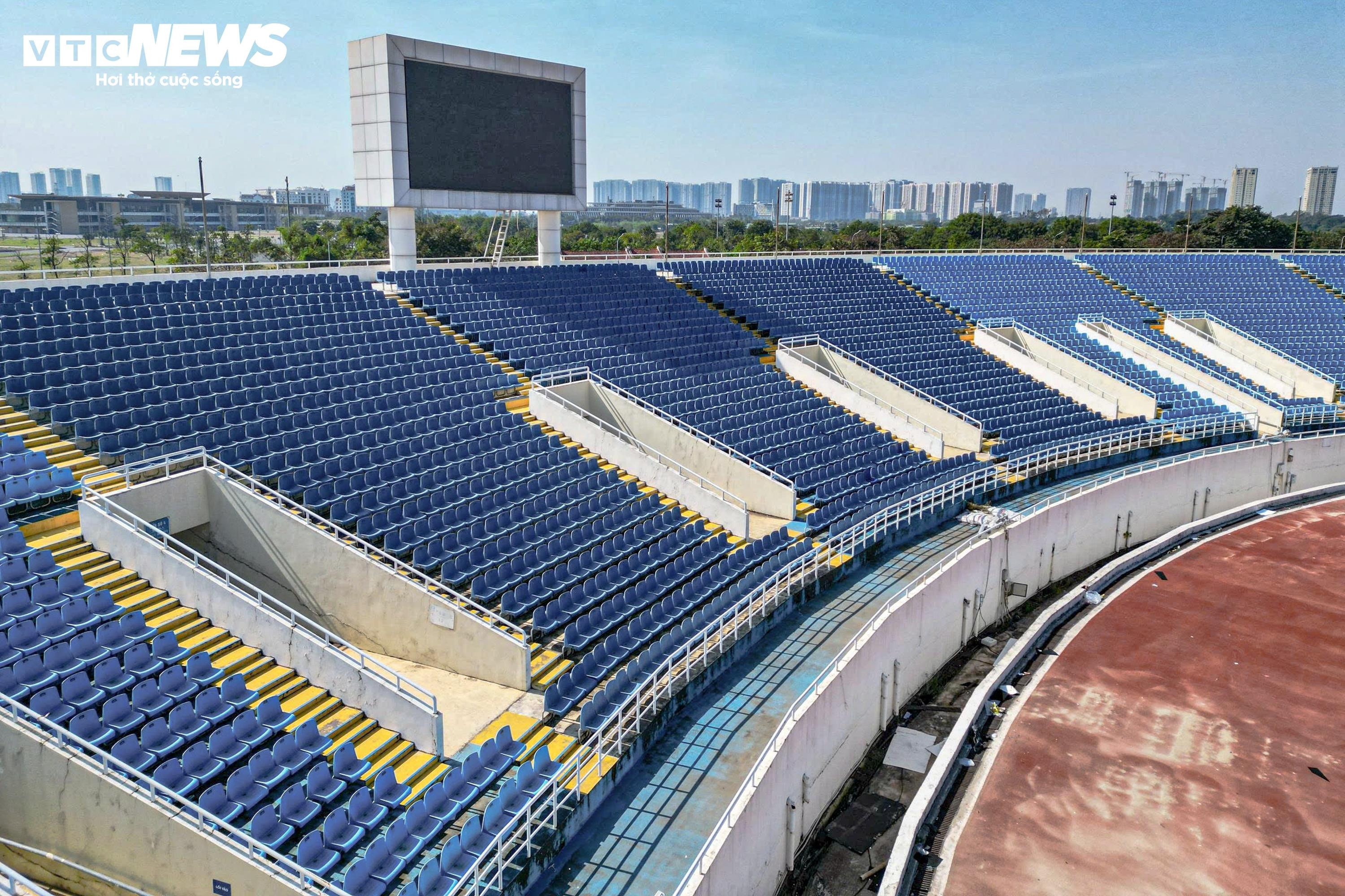 Cận cảnh sân Mỹ Đình sắp thay cỏ mới, hết cảnh 'đá bóng trên mặt ruộng' - 9