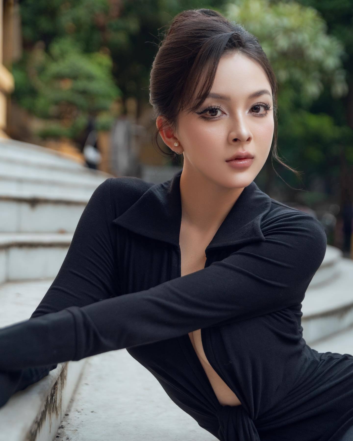 Ngọc Trâm (Bùi Thị Ngọc Trâm) sinh năm 1999. Ít ai biết, cô từng là sinh viên Học viện Hàng không Việt Nam.