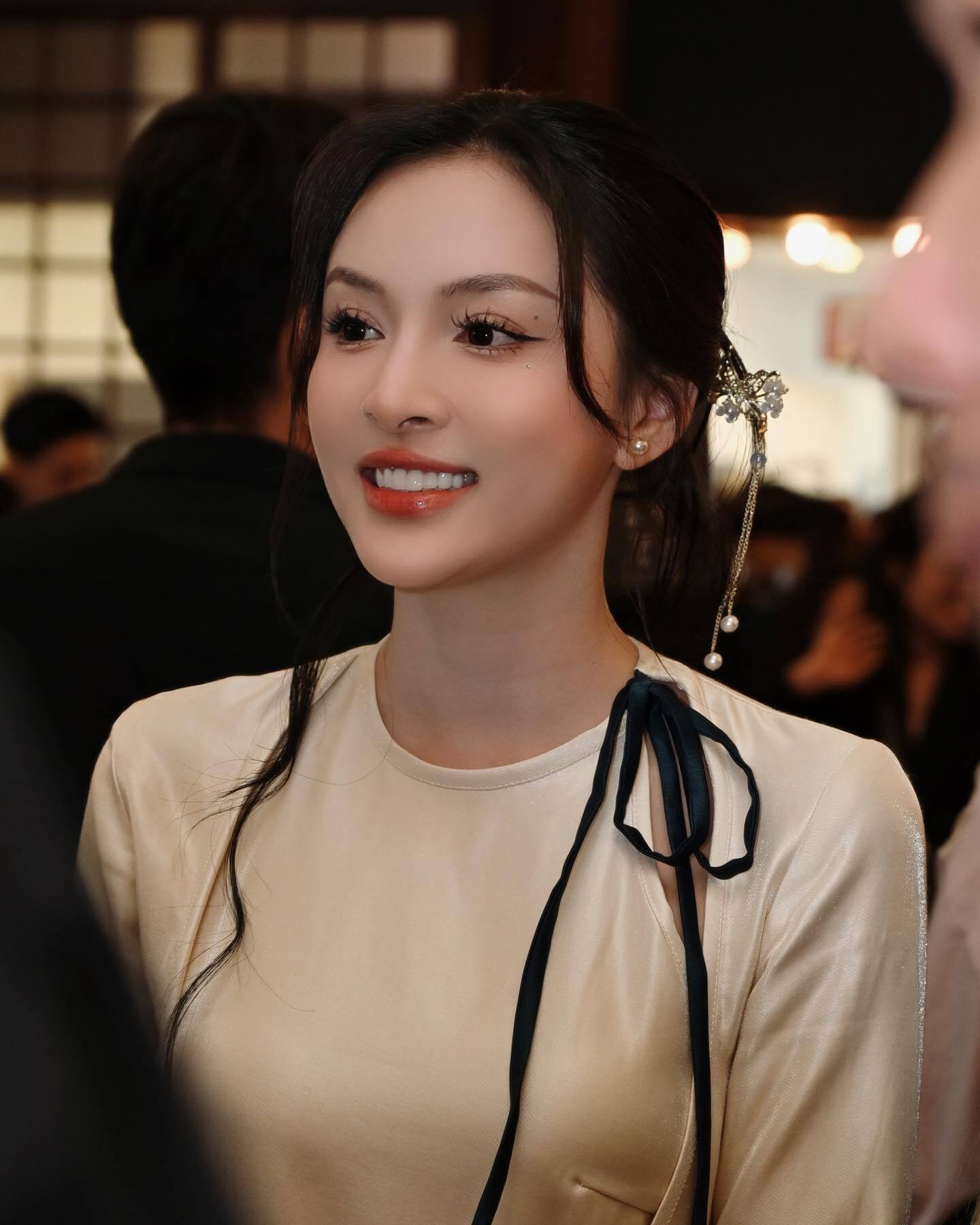 Vì đam mê nghệ thuật cô chuyển hướng sang diễn xuất và theo học lớp đào tạo diễn viên của Đài truyền hình Việt Nam.