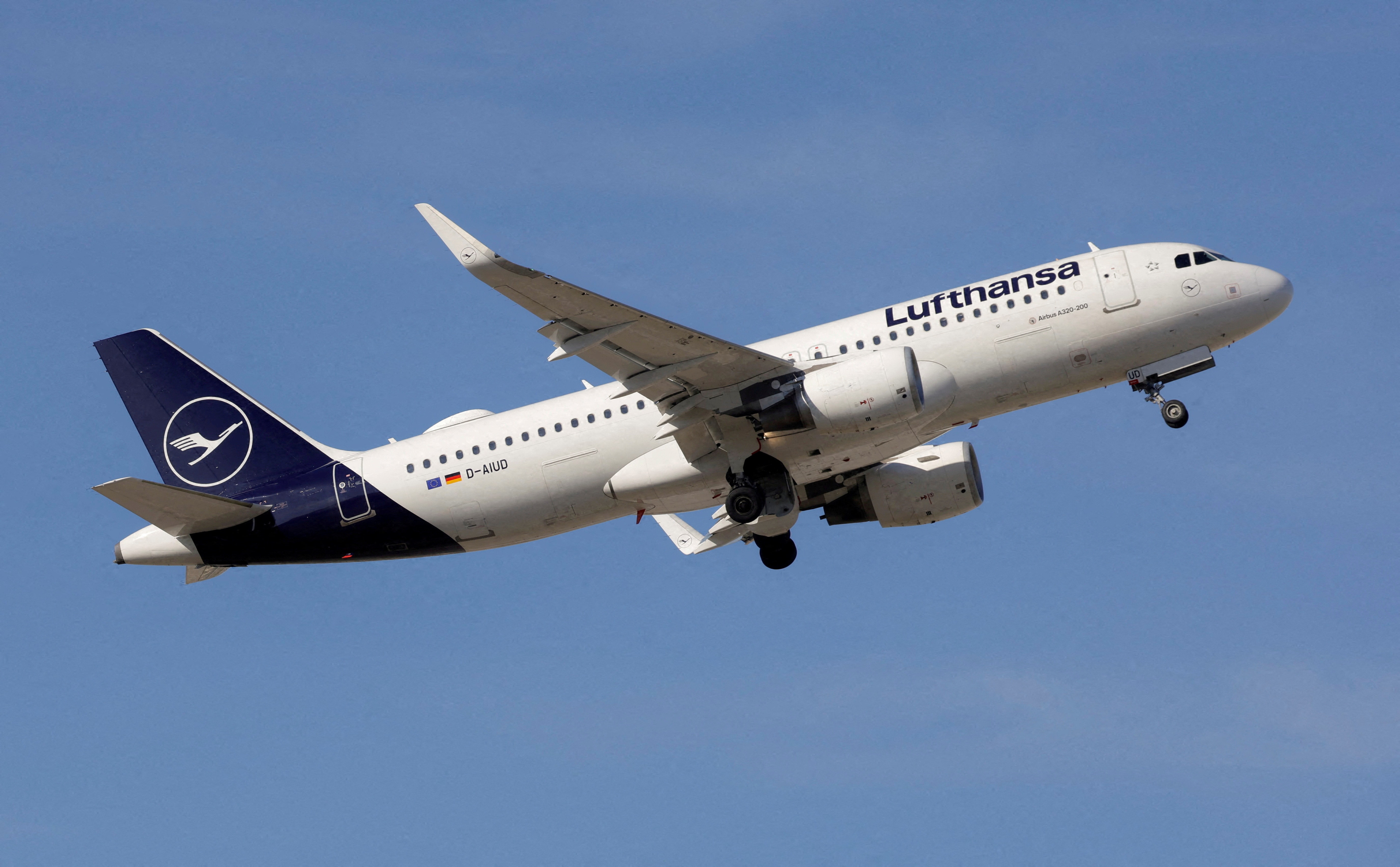 Một máy bay chở khách Airbus A320-214 của hãng hàng không Lufthansa cất cánh từ sân bay Malaga-Costa del Sol, tại Malaga, Tây Ban Nha. (Ảnh: Reuters)
