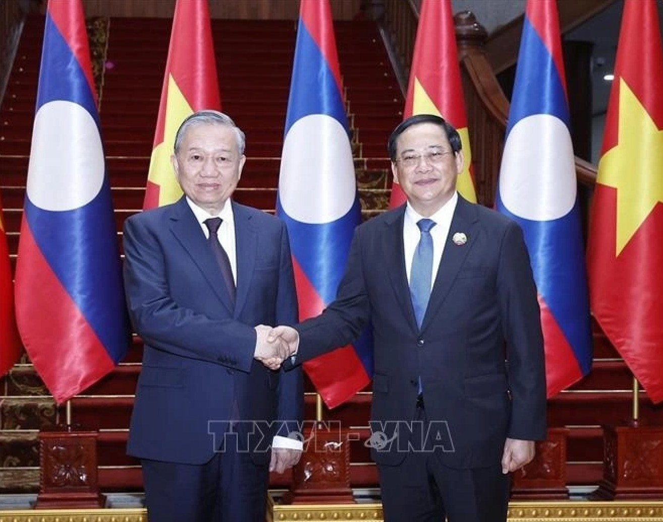 Tổng Bí thư Tô Lâm và Thủ tướng Lào Sonexay Siphandone. (Ảnh: Thống Nhất/TTXVN)