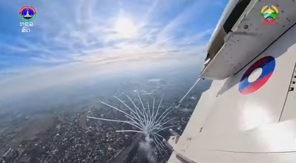 Mãn nhãn màn trình diễn của không quân Lào trong lễ kỷ niệm 50 năm Quốc khánh - 8