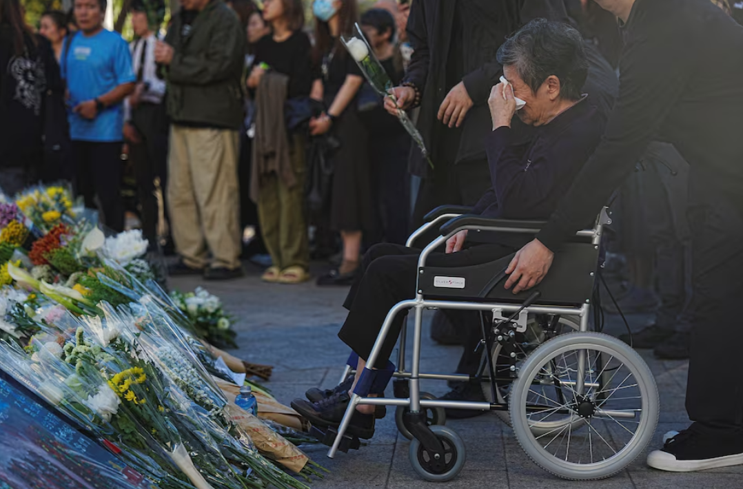 Người dân đặt hoa và tưởng nhớ các nạn nhân trong vụ hỏa hoạn. (Nguồn: Reuters)