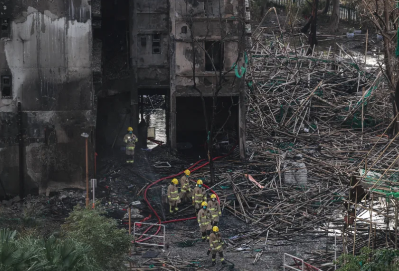 Giàn giáo tre cháy sém sau vụ hỏa hoạn. (Nguồn: Reuters)