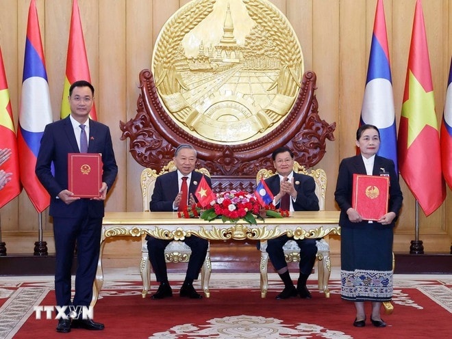 Tổng Bí thư Tô Lâm và Tổng Bí thư, Chủ tịch nước Lào Thongloun Sisoulith chứng kiến trao Biên bản ghi nhớ tăng cường hợp tác phát triển kinh tế-xã hội, đảm bảo quốc phòng-an ninh biên giới giữa Ủy ban Nhân dân thành phố Đà Nẵng, Việt Nam và Ủy ban Chính quyền tỉnh Sekong, Lào giai đoạn 2026-2030. (Ảnh: Thống Nhất/TTXVN)
