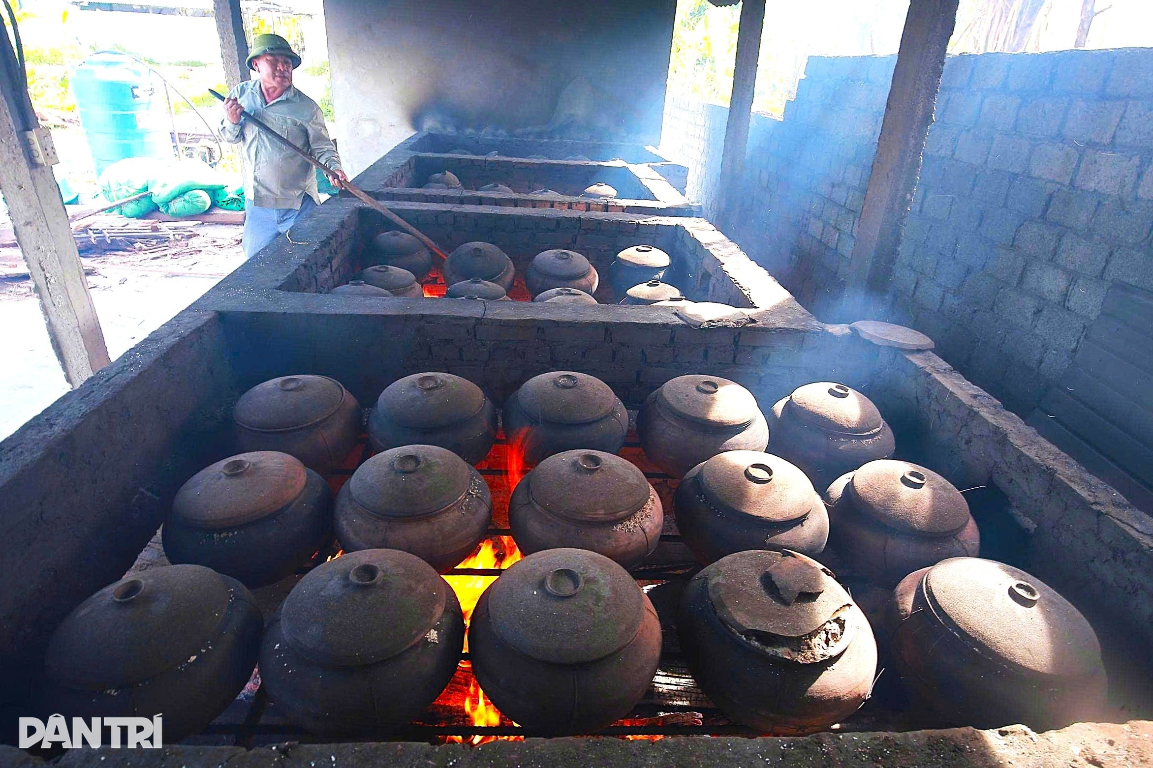 Người đàn ông “lột xác” cho hạt muối ở làng nghề hơn 400 năm tuổi - 3 Người đàn ông “lột xác” cho hạt muối ở làng nghề hơn 400 năm tuổi - 3