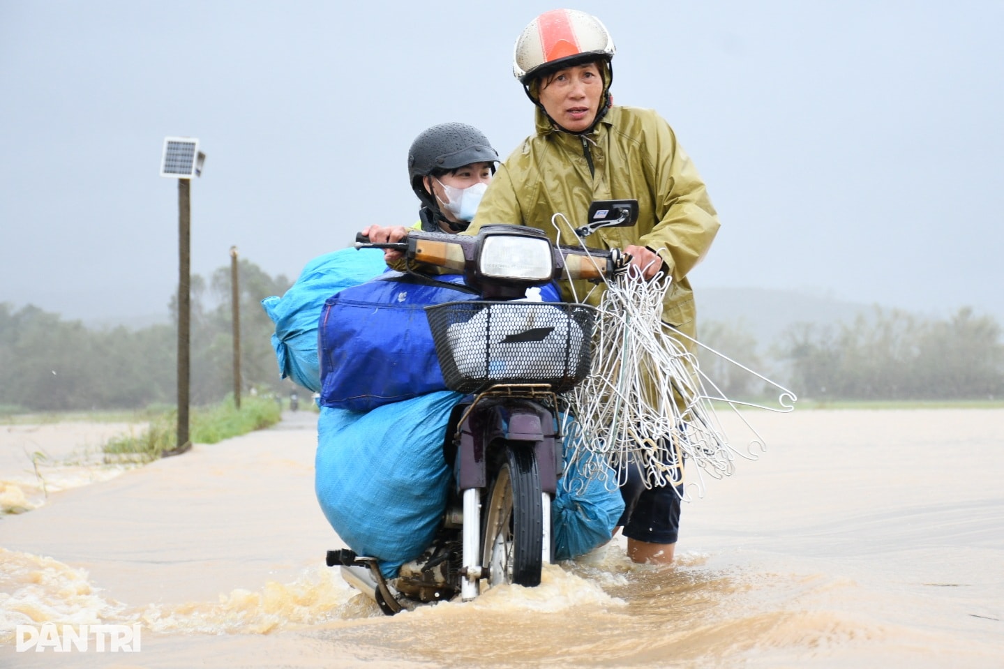 Người dân ước ao không còn cảnh phải phá mái nhà giữ mạng sống cả gia đình - 3