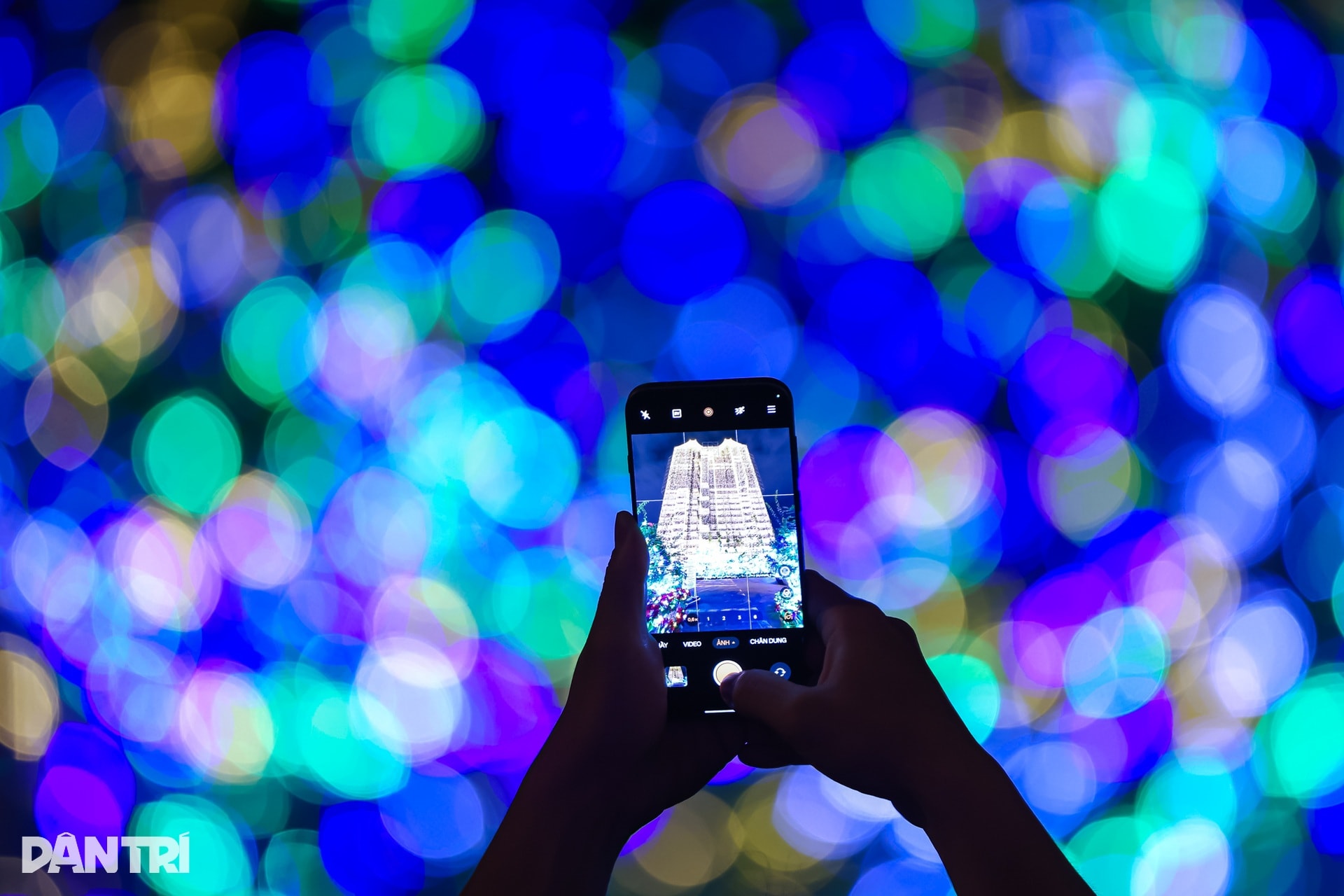 1.000km đèn LED thắp sáng Nhà thờ Đức Bà mùa Giáng sinh - 8 1.000km đèn LED thắp sáng Nhà thờ Đức Bà mùa Giáng sinh - 8