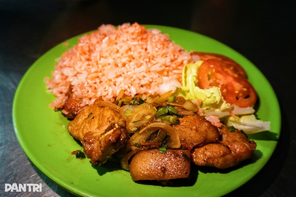 Hủ tiếu nhà xác ở TPHCM càng khuya càng đông và sự thật về món cơm màu đỏ - 4