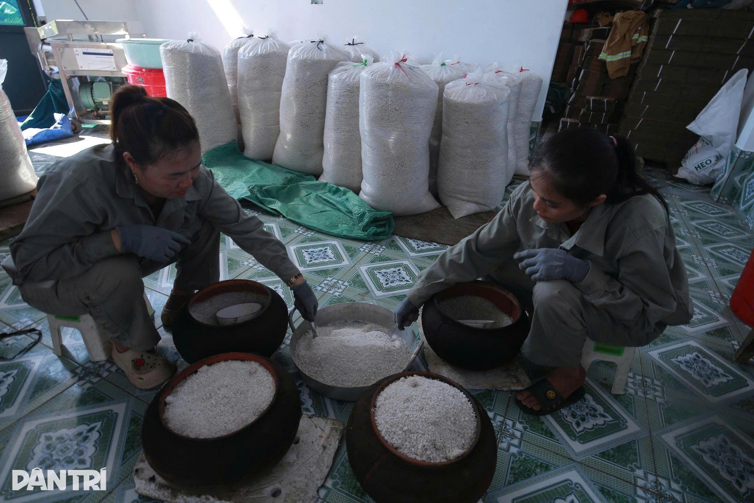 Người đàn ông “lột xác” cho hạt muối ở làng nghề hơn 400 năm tuổi - 2 Người đàn ông “lột xác” cho hạt muối ở làng nghề hơn 400 năm tuổi - 2