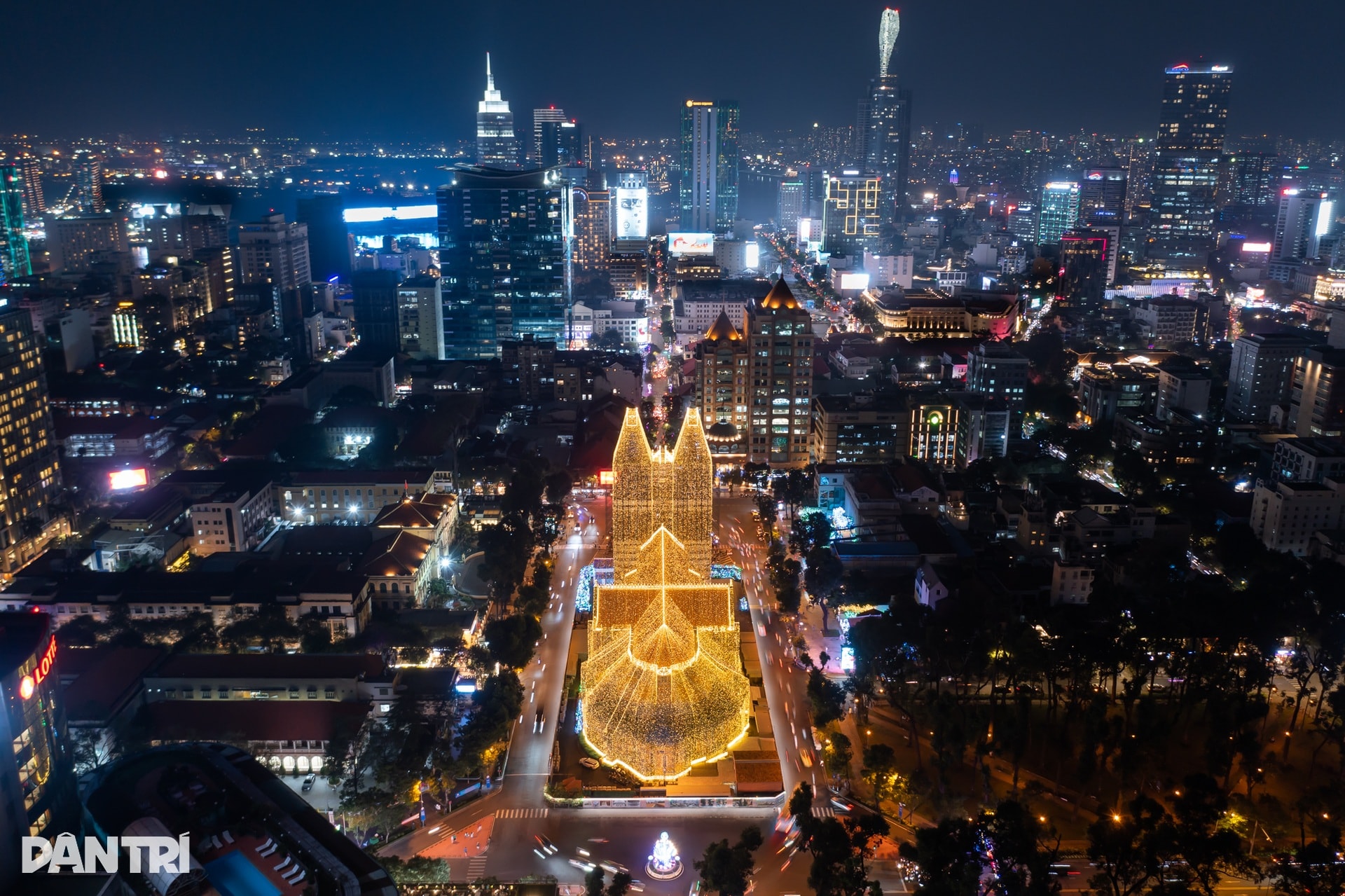 1.000km đèn LED thắp sáng Nhà thờ Đức Bà mùa Giáng sinh - 14 1.000km đèn LED thắp sáng Nhà thờ Đức Bà mùa Giáng sinh - 14