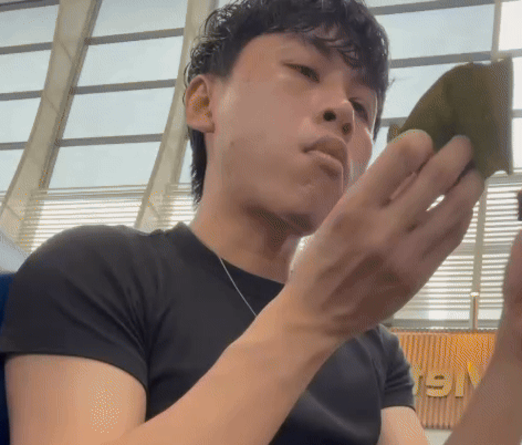 Khách ở sân bay tại TPHCM cố ăn 30 cái bánh bột lọc vì bị cấm mang tới Nhật - 1 Khách ở sân bay tại TPHCM cố ăn 30 cái bánh bột lọc vì bị cấm mang tới Nhật - 1