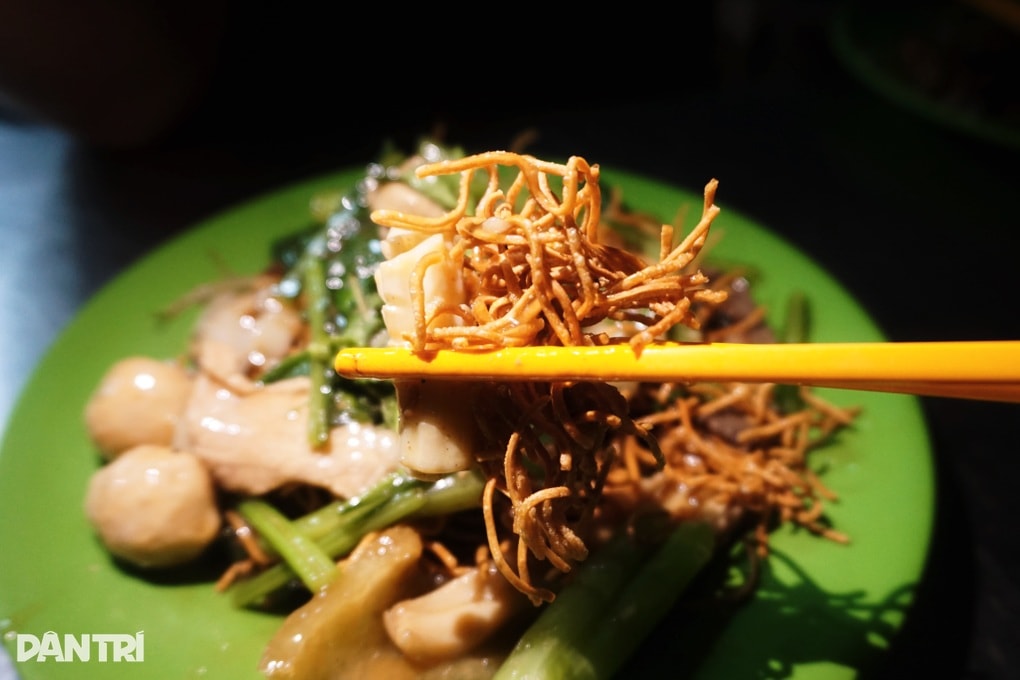 Hủ tiếu nhà xác ở TPHCM càng khuya càng đông và sự thật về món cơm màu đỏ - 5