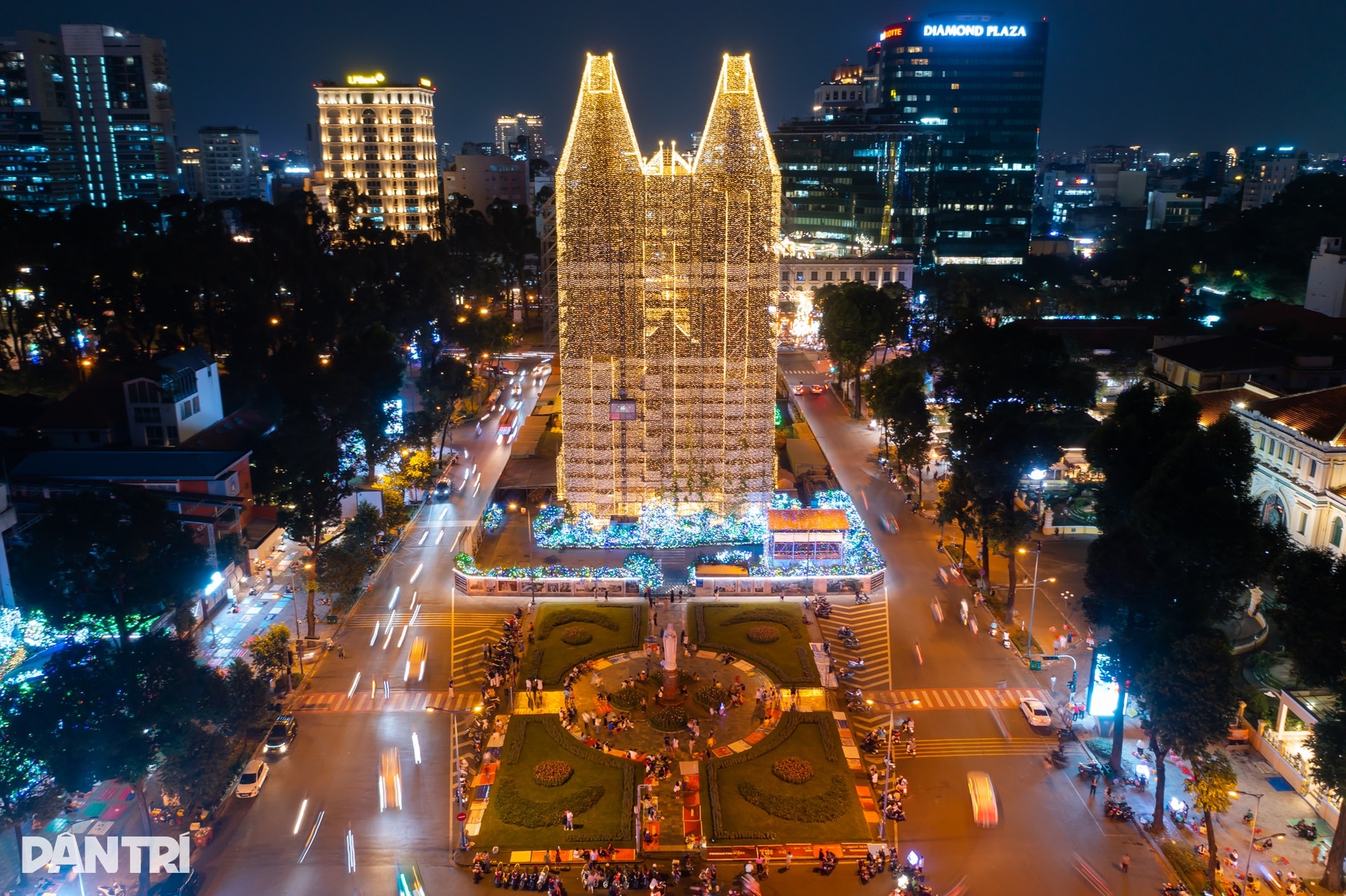 1.000km đèn LED thắp sáng Nhà thờ Đức Bà mùa Giáng sinh - 2 1.000km đèn LED thắp sáng Nhà thờ Đức Bà mùa Giáng sinh - 2