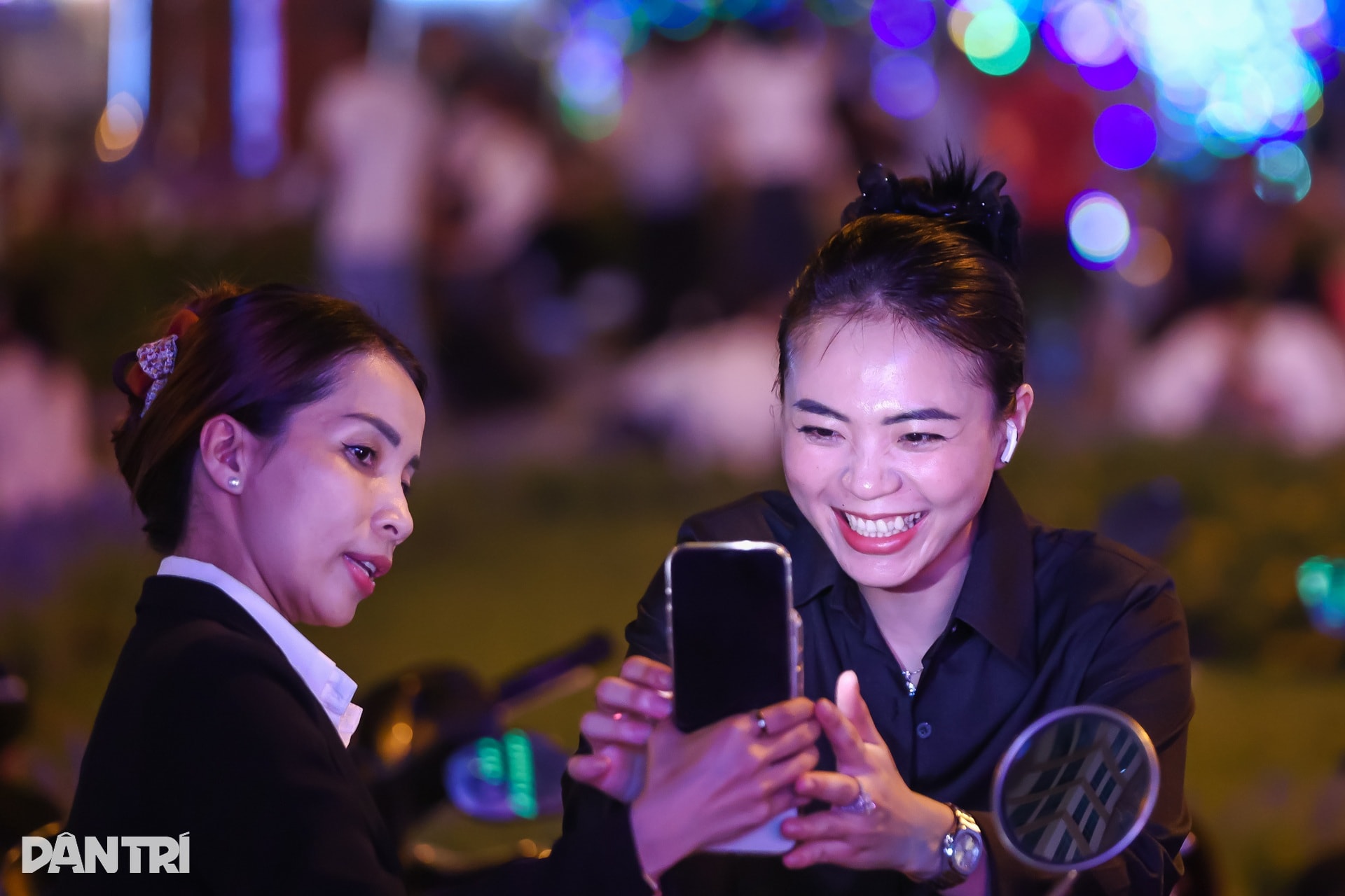 1.000km đèn LED thắp sáng Nhà thờ Đức Bà mùa Giáng sinh - 10 1.000km đèn LED thắp sáng Nhà thờ Đức Bà mùa Giáng sinh - 10