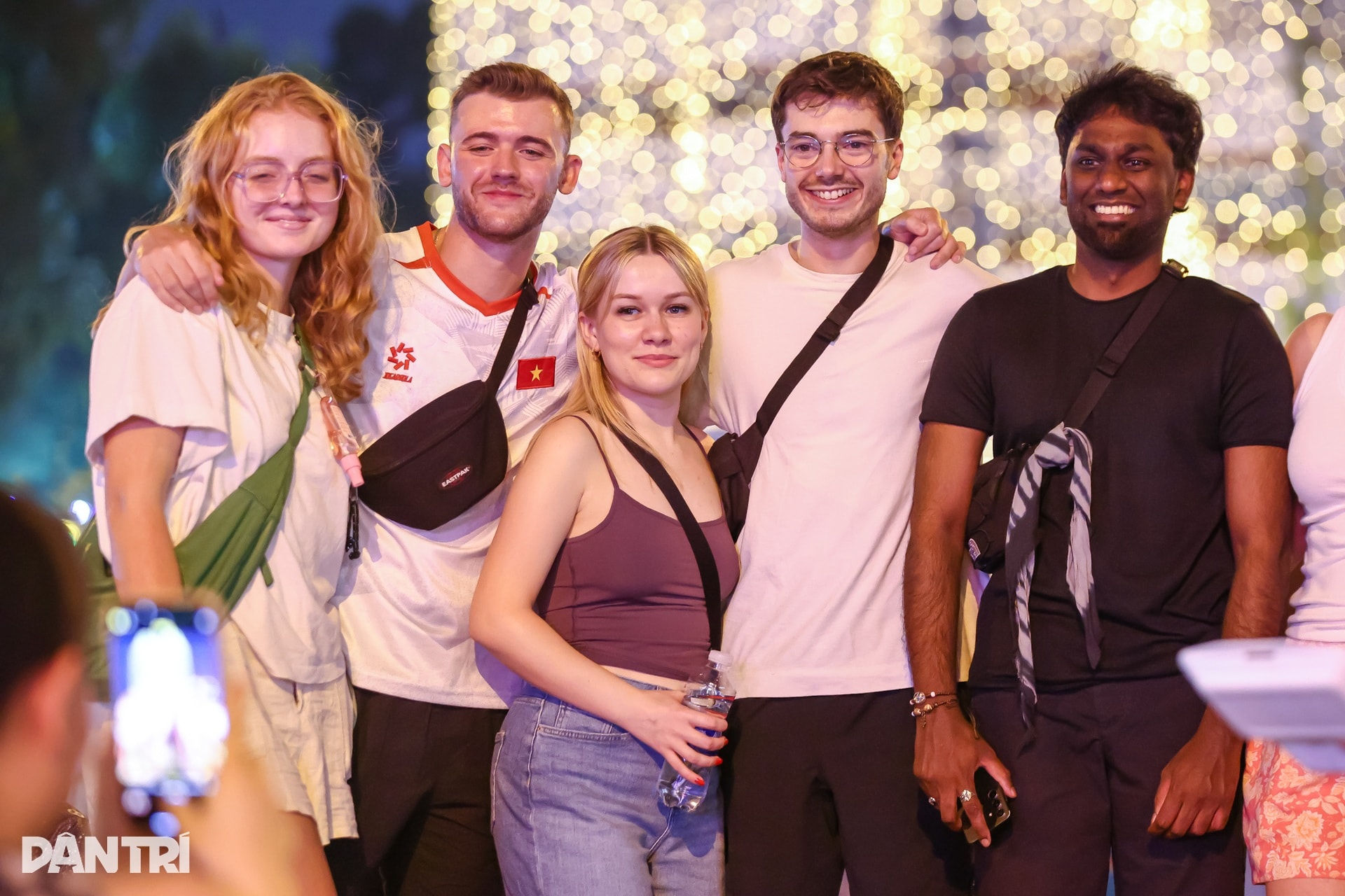 1.000km đèn LED thắp sáng Nhà thờ Đức Bà mùa Giáng sinh - 5 1.000km đèn LED thắp sáng Nhà thờ Đức Bà mùa Giáng sinh - 5