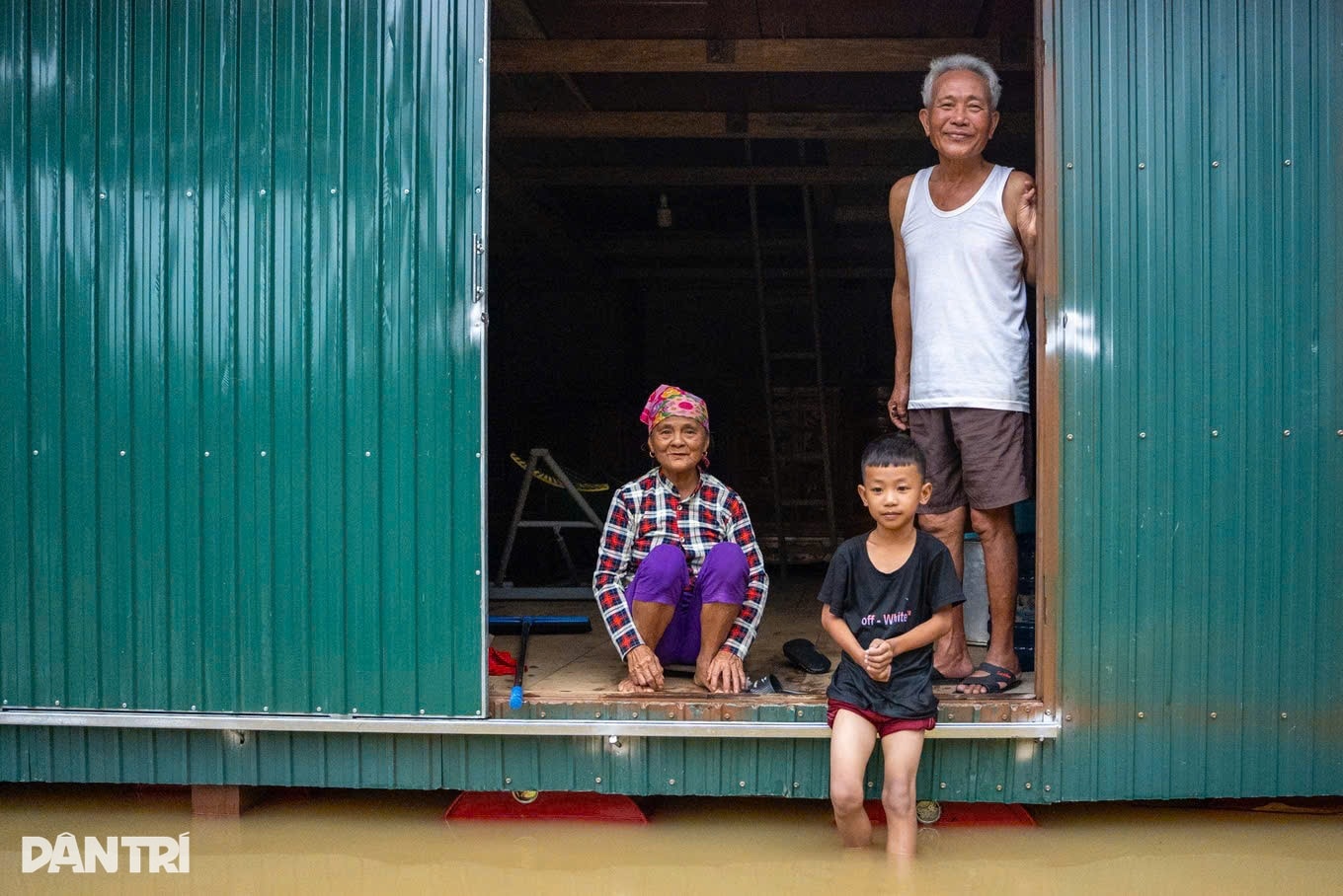 Người dân ước ao không còn cảnh phải phá mái nhà giữ mạng sống cả gia đình - 7