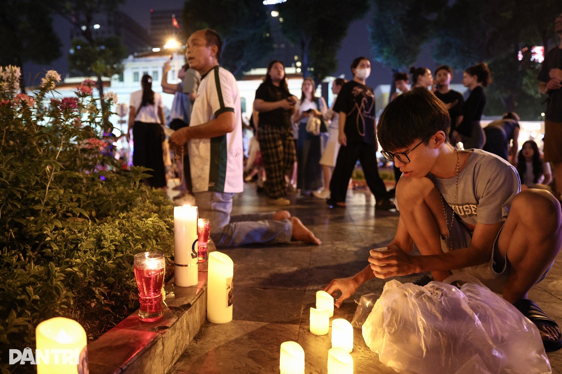 1.000km đèn LED thắp sáng Nhà thờ Đức Bà mùa Giáng sinh - 11 1.000km đèn LED thắp sáng Nhà thờ Đức Bà mùa Giáng sinh - 11